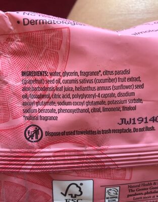 Facial cleansing towelettes
