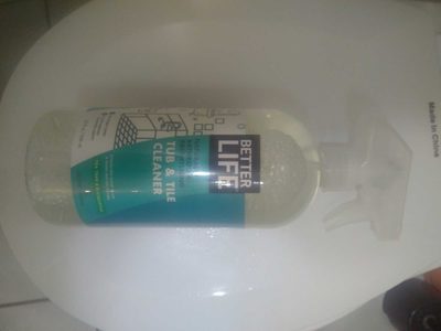 Tub & tile cleaner