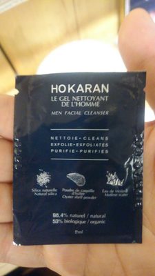 Le gel nettoyant de l'homme