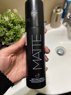 Matte setting spray