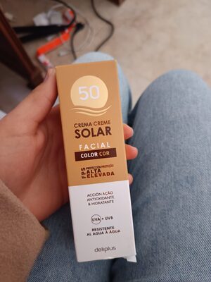 Crema protección solar facial con color FPS 50