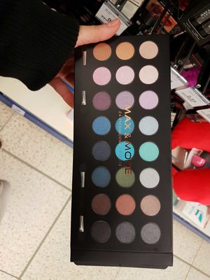 24 eyeshadows palette